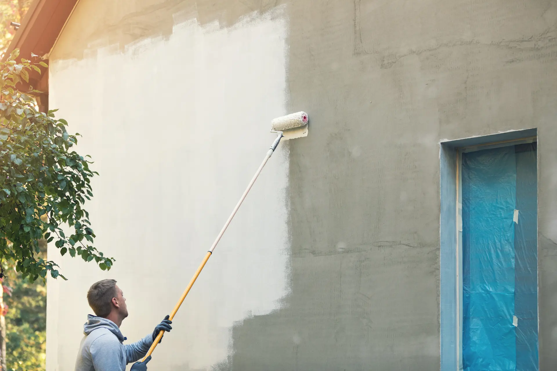 Pintor trabajando en una fachada en Reus